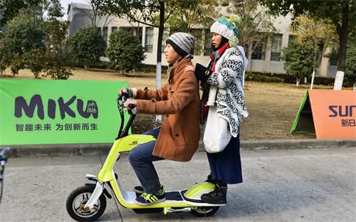 使用智能電動車充電站充電時要注意保養